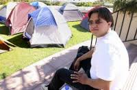 Jorge Valles, estudiante de estudios Chicana/os, en su decimoquinto día de ayuno, en un campamento en la Placita Olvera.