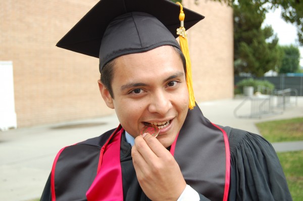 Pedro Noé el dia de su graduación en la Universidad del Estado de California en Northridge, clase del 2010.