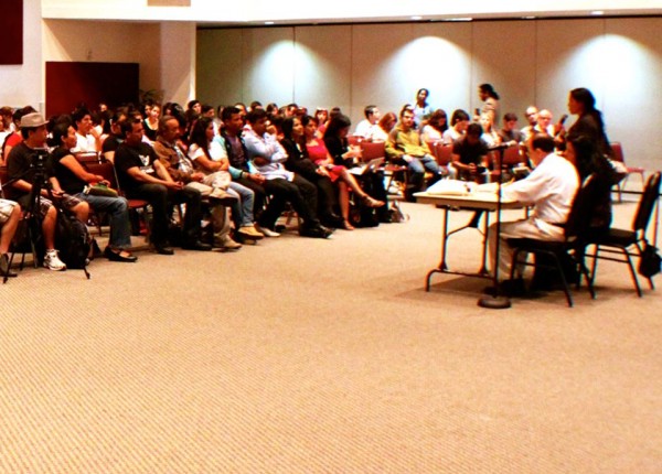 Estudiantes de CSUN escuchan la conferencia del padre Solalinde en el USU Northridge Center. (Foto: Ricardo Hernández/El Nuevo Sol)