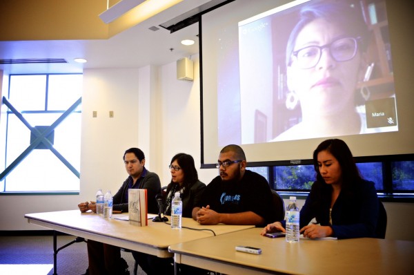 Los panelistas y activistas expresan sus opiniones sobre la lucha de los dreamers ante una comunidad universitaria en CSUN. Foto: Jesús Araujo/El Nuevo Sol 