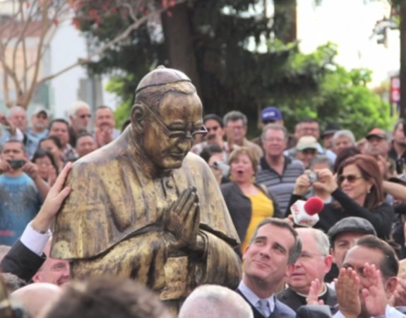 Cientos de personas rodean el estatua de Monseñor Romero en la inauguración de la plaza, dedicada en su nombre. Foto: Victoria López/El Nuevo Sol