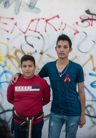 Irvin Yahir Jiménez, 10, y Hector Antonio Jiménez, 17 antes de la manifestación el domingo 16 de marzo.  Foto: William Camargo/El Nuevo Sol