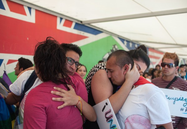 Guideon de Félix Cota, 25 y Ariel López Mendoza, abrazan a unos amigos. Foto: William Camargo/El Nuevo Sol
