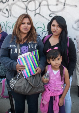 Yolanda Olguín, 35 con sus hijas Paola Olguín, 17 y Britney Olguín, 7 en domingo el 16 de marzo. Foto: William Camargo/El Nuevo Sol