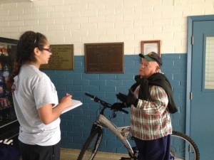 Estudiante periodista, Zulay Saldaña entrevistando al participante José, en el parque de San Fernando