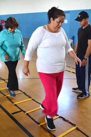 Ana Bernal, participante del programa de prevención a la diabetes, realiza ejercicios en la clase de 100 Ciudadanos. Foto: John Saringo-Rodríguez / El Nuevo Sol