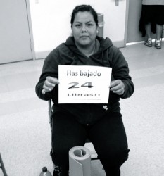 Brenda Quiñones muestra la cantidad de libras que ha perdido en el transcurso de siete semanas dentro del programa de 100 Ciudadanos del Valle de San Fernando. Foto: Victoria López de Dios / El Nuevo Sol