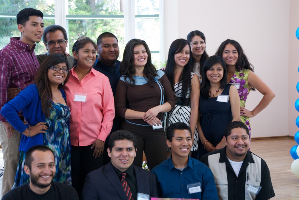 Ana Míriam Barragán con estudiantes y aliados de CSUN. Foto cortesía de Tom & Ethel Bradley Center.