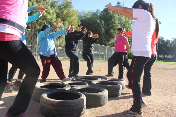 Donde antes resaltaba la delincuencia, ahora en el Parque de San Fernando deslumbra la actividad física y lucha por una vida más saludable. Foto: Joanna Jacobo / El Nuevo Sol