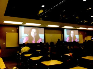 Nancy Landa presentando su propia historia vía Skype en su universidad: CSUN. Foto cortesía de Institute for Arts & Media.