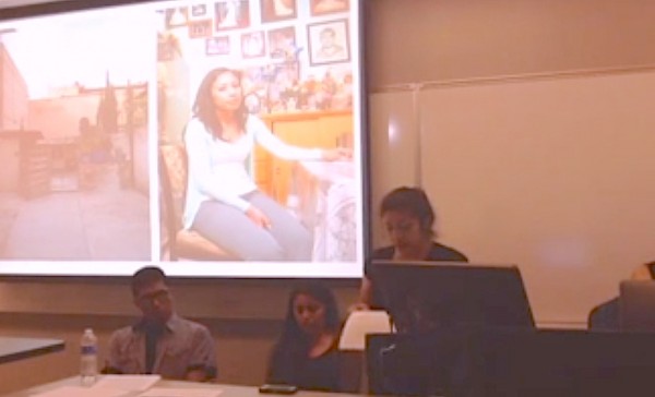Estudiante de CSUN lee el testimonio de Valeria. Videofoto de Alex Corey / El Nuevo Sol.