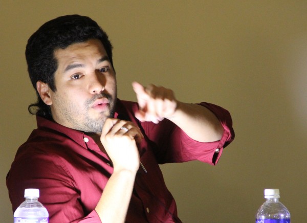 Oscar Martinez durante su presentación en CSUN. Foto: Victoria López de Dios/ El Nuevo Sol
