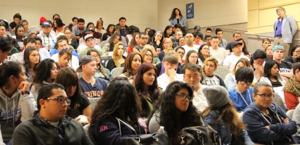 Estudiantes escuchando la presentación de Martinez. Foto: Victoria López de Dios/ El Nuevo Sol 