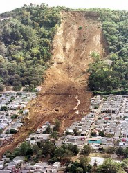 Derrumbamiento de tierra en Las Colinas Santa Tecla tras el terremoto del 2001. Aproximadamente a 15 minutos de mi casa.