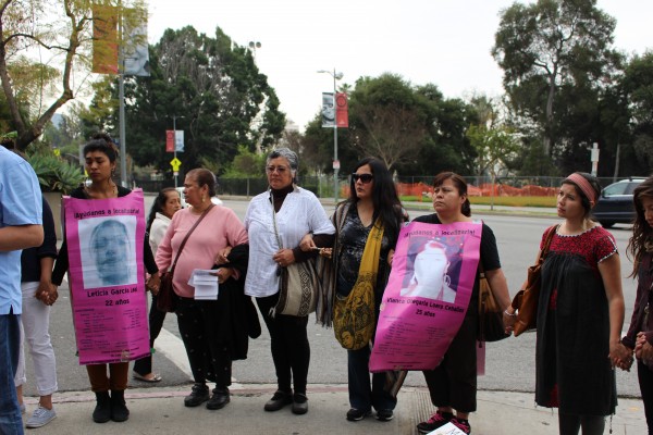 Manifestantes frente al Consulado e México en Los Ángeles demandan respuesta del gobierno a la desaparición de personas en ese país. Foto: Jéssica Castellanos / El Nuevo Sol. 