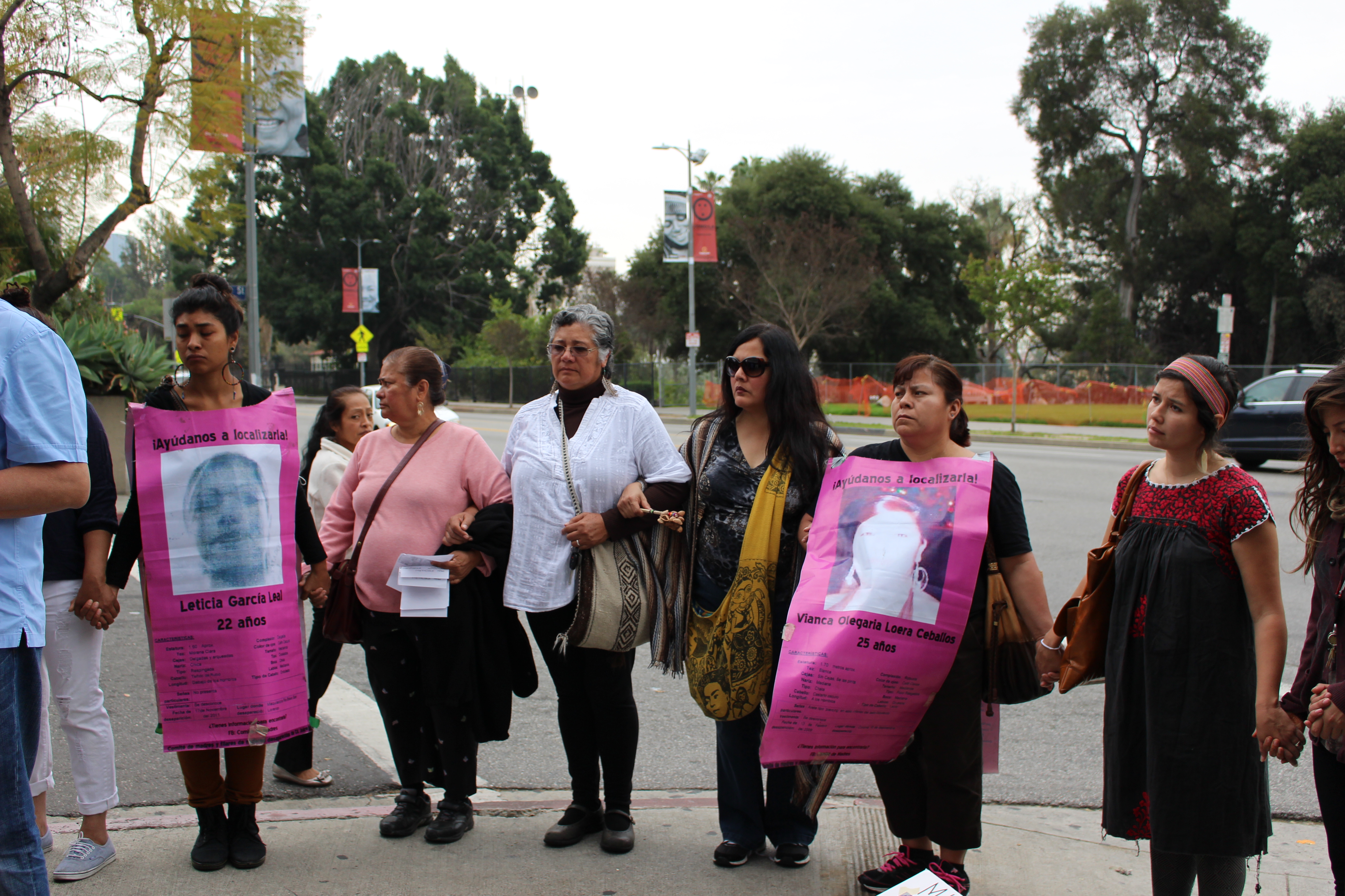 Protesta por desparecidos frente al Consulado de México en Los Ángeles