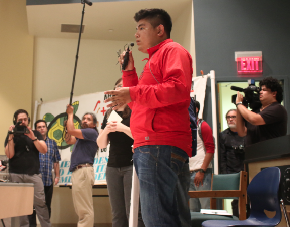 Los medios de comunicación de Los Ángeles cubren el discurso pronunciado por el estudiante Ángel Neri de la Cruz Ayala, parte de la Caravana 43 de Ayotzinapa, México ante cientos de personas en CSUN. Foto: Elvin Herrera / El Nuevo Sol.  