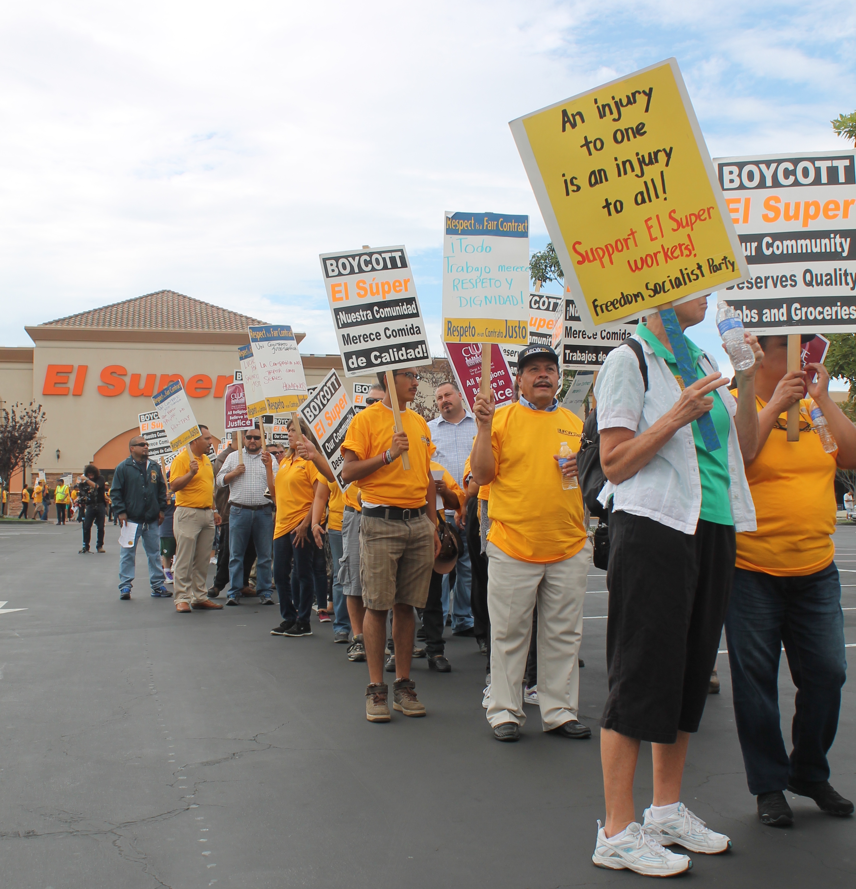 El Súper cierra tienda por protestas en Paramount