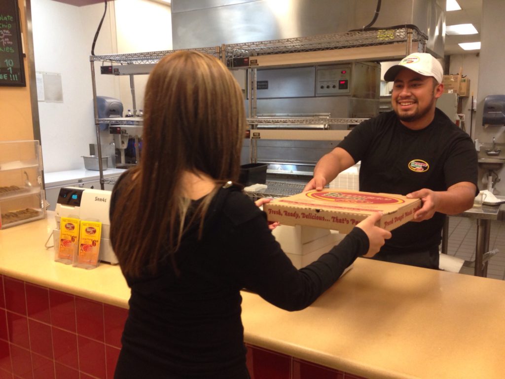 Miguel Flores 21, trabajando en una pizzería en Los Ángeles. Foto: Stephanie Lozano / El Nuevo Sol.
