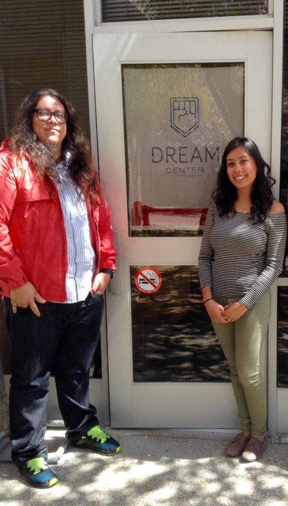 From left to right: Darío Fernández, Dream Center Coordinator. Carla Daniela Martínez, Co-Chair of the club Dreams to Be Heard. Photo: April Sánchez / El Nuevo Sol.