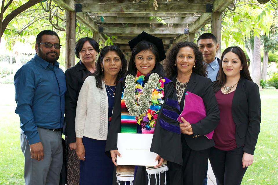Mateo con su familia en su graduación de la Universidad de Santa Clara en mayo de 2016. Foto cortesía de Lizbeth Mateo.