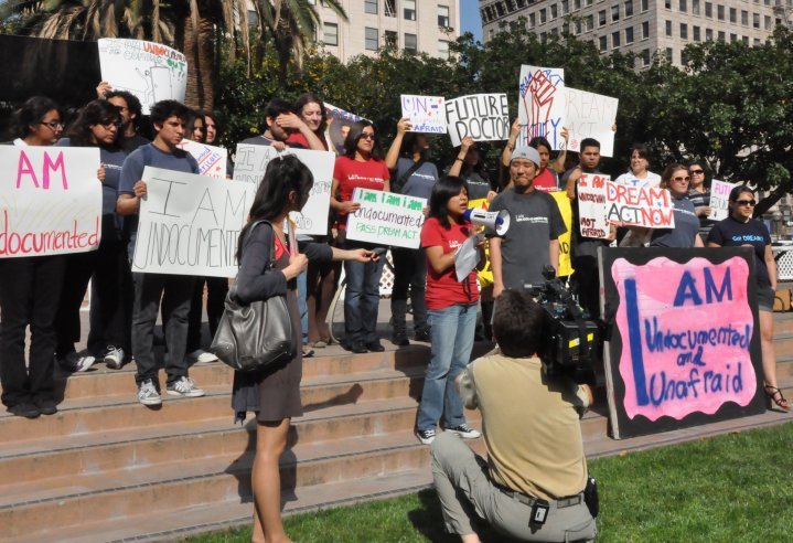 Mateo formó parte de una manifestación en apoyo a los inmigrantes que anunciaron su estado indocumentado en el centro de Los Ángeles en 2010. Foto: Cortesía de Lizbeth Mateo. 